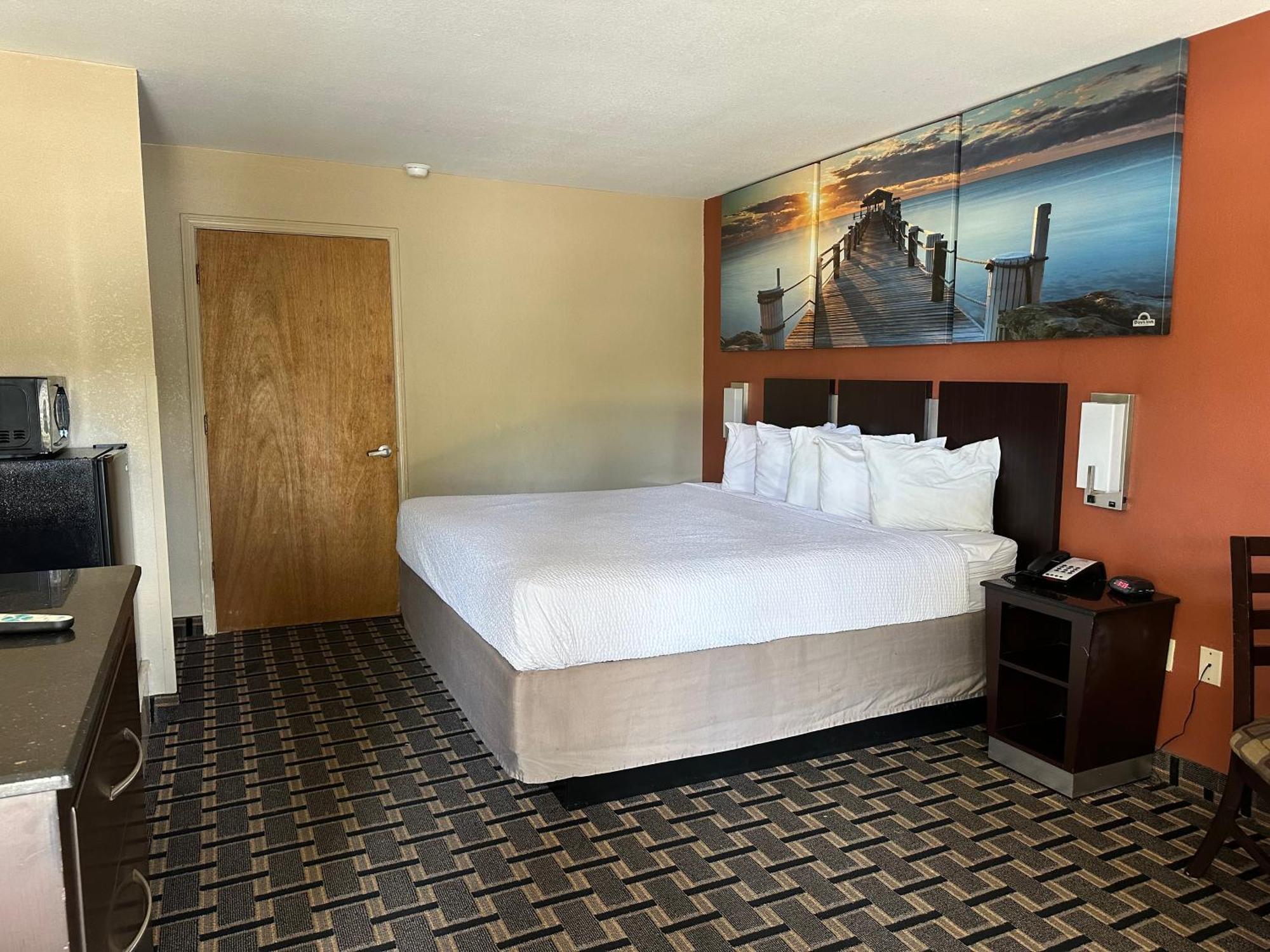 Days Inn & Suites By Wyndham Pine Bluff Eksteriør billede